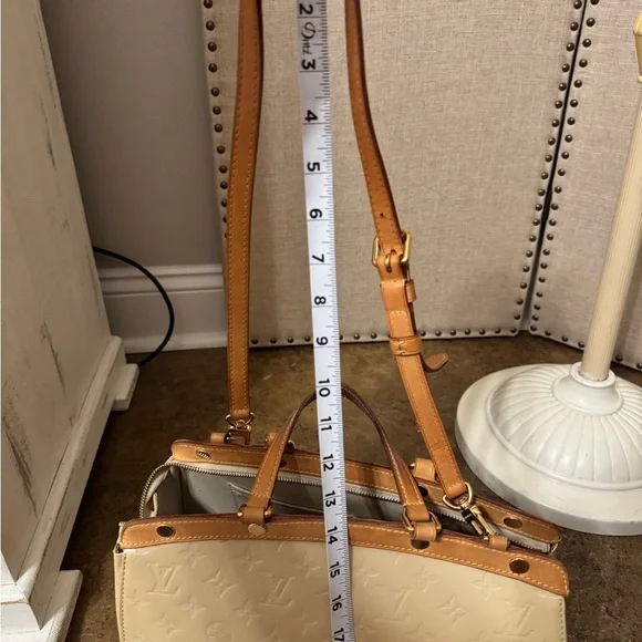 AUTHENTIC- Louis Vuitton Brea MM in Blanc Corail Vernis - Picture 14 of 15